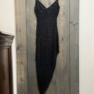 Que Black Sheath Dress for Cocktail Night Out with Spaghetti Straps and V-Neck